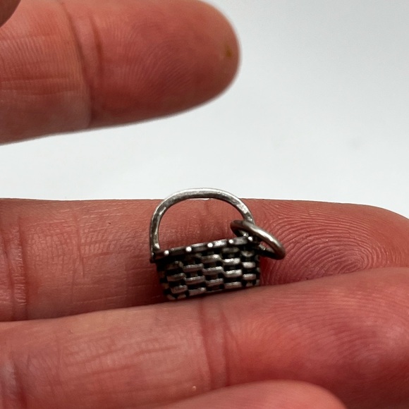 Vintage woven basket Sterling silver charm pendant - Picture 5 of 8